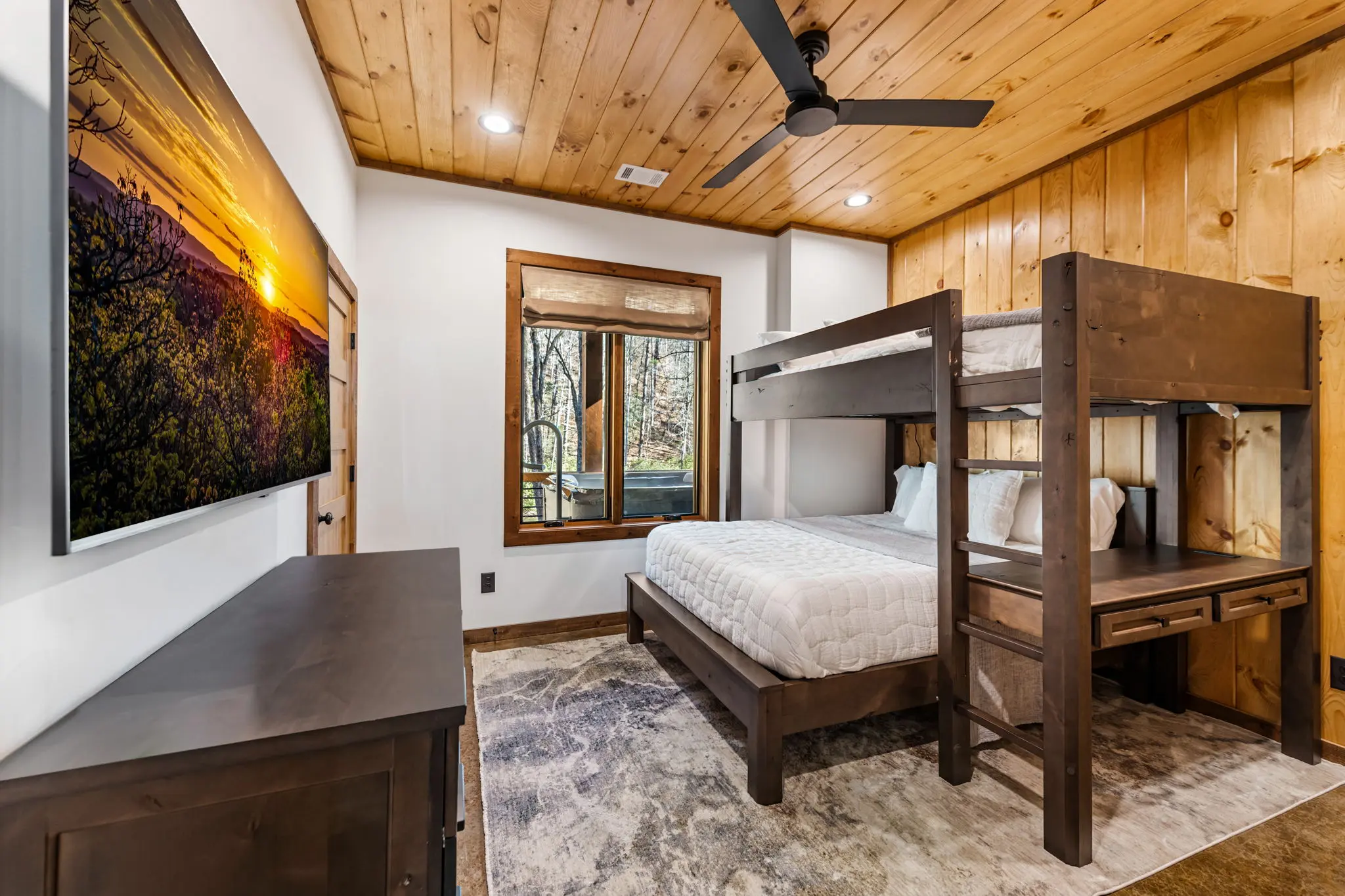 Secondary bedroom with bunk beds and charming details.